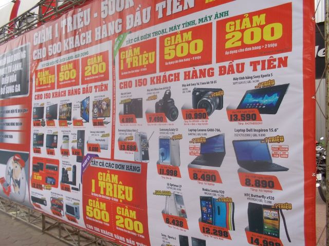 Kすら省略するベトナムの家電量販店前。8890だと、44000円くらい？