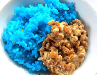 納豆をかけてみたけど、いや、普通に美味しいんですよ。 これ、色のせいなのか？ お米の特質なのか、ウーン…。