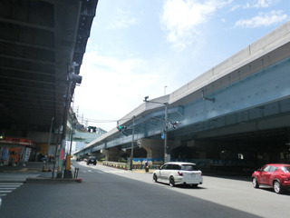 首都高とJR京葉線が通っていてアクセスは良好