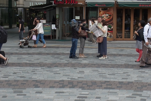 外国人と日本人のカップルが取材されている、このテレビカメラがぼくのところにやってきた