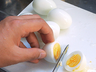卵だけは細かくしすぎないよう、手で刻む。