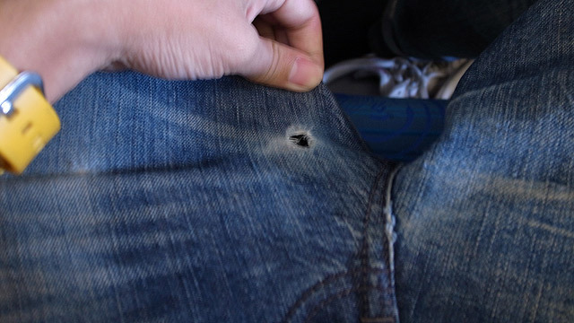 飛行機に乗ったらズボンが破けていたことを思い出した。先行きが悪い！