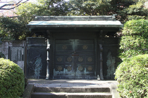 その裏手には、徳川家の墓所もある