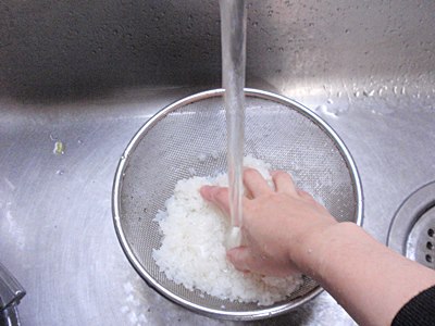 ご飯を水洗いし、ぬめりをとる。洗い終わったらよく水を切る。