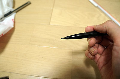 これは市販のペン。繊維質で、おそらくフェルト？的ななにか？？