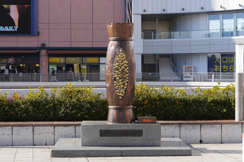 わらの納豆の水戸納豆記念碑がある。ところで納豆発祥は各地で宣言されていてこうした碑も他にもあるそうだ。