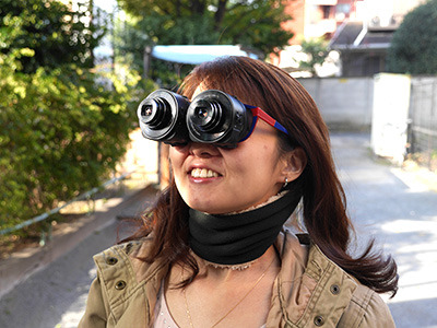 編集部の橋田さんにサイバーなメガネをかけてもらうと……女性がかけるとより変態度がアップ！
