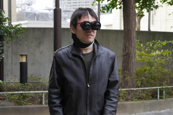 今度は石川さんにサイバーメガネを装着してもらいました……未来の殺し屋って感じ