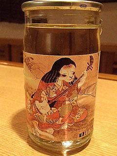 山梨県の笹一酒造の「笹一純米猫芸者」。スッキリとした口当たりで旨味が続く。