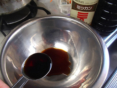 醤油、米酢、砂糖を3対2対1で混ぜる。醤油とすし酢を１対1でも構いません。