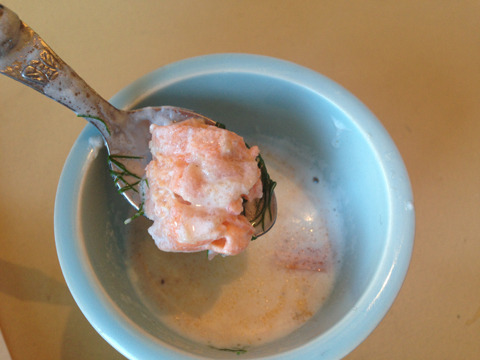 こちらはフィンランドの定番スープ「ロヒケイット」。やわらかな口当たりのクリームスープに鮭、細かくカットしたジャガイモ、ニンジンなどの野菜がたっぷり