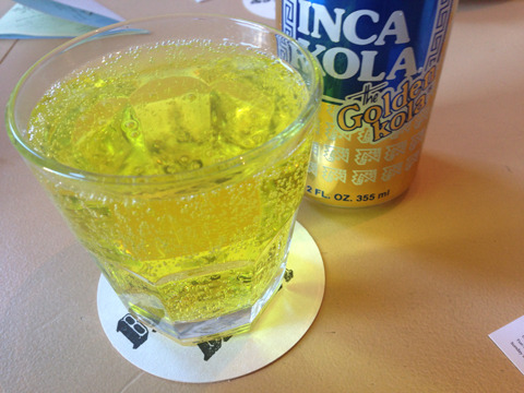 世界中の珍しいジュースやアルコールメニューも揃う。こちらはペルーのインカコーラ。コーラというより、メローイエロー（古い）みたいな色と味でした