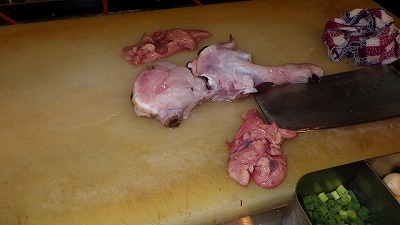 フグの仲間だけあって、肉と肝の味は絶品。今回は皮が主役とはいえ無駄にはしない。