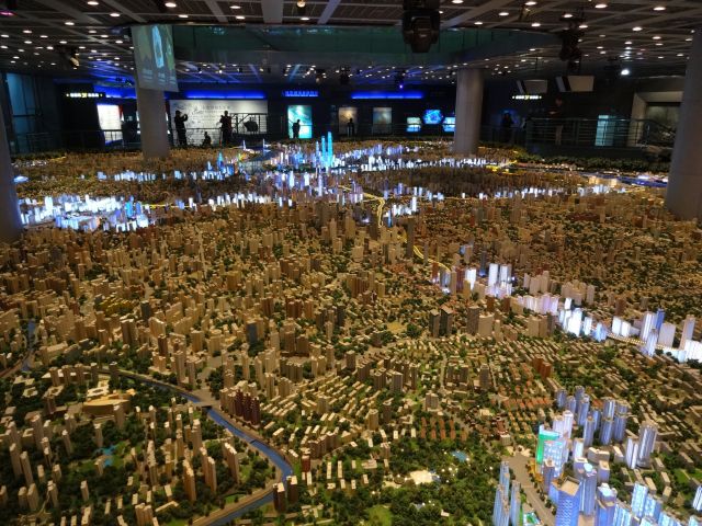 向こう側の人がとても遠くに見える超巨大な上海の模型！しかも結構忠実に再現！
