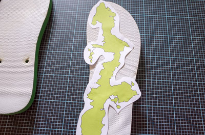 右と左で収まり方が変わる。沖縄本島は左足がぴったり。