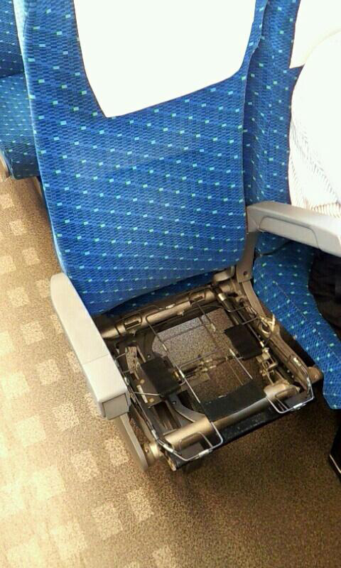 新幹線で座席が濡れていた旨を車掌に伝えると座面ごと交換してくれた。