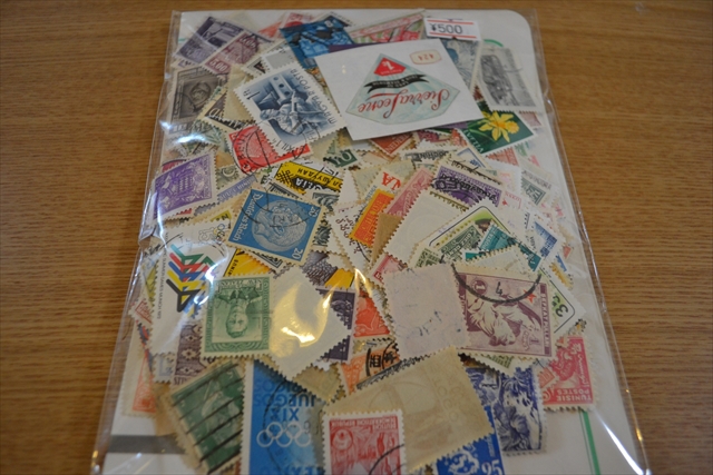 切手のパケット。写真のものは本当はもっと沢山入っていたが、いくつか取り出したので少なくなっている。
