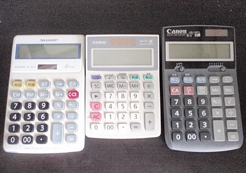 同価格帯（1000円前後）の各メーカーの電卓。