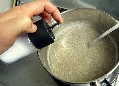 煮立つ前に塩を加える。