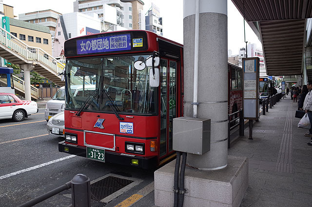 長崎にあるという「女の都」。バスに乗って行ってきました。その都っぷりたるや、バス停に書かれた標語やなんでもない階段なんかも撮っちゃうくらいのレベル。つまりいたって普通ということです。人がとにかくいないぞ！(安藤)