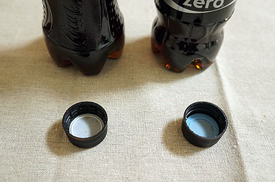 大きいコーラとミニコーラは角度が同じなのでキャップは流用かと思ったら、裏の色が違う。