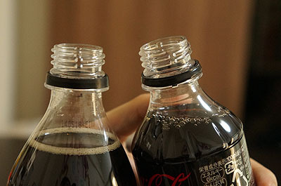 よく見るとボトル側に残るリングの形も違って、ミニボトルの方が角が丸い