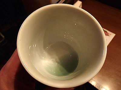 コップに入れてもやはり緑。この時点で既にかなり温泉地の匂い。