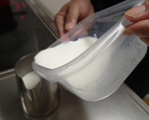 70℃程にあたためた無調整牛乳をジャグに１５０cc程入れ、ミルクフォーマーで撹拌する。