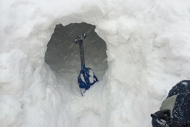 最後にはこれくらいの大きさにしました。縦横１ｍくらいの穴。雪のブロックで入り口を小さめにしました。