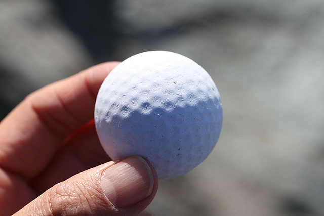 表面が削られツルツルになったゴルフボール。