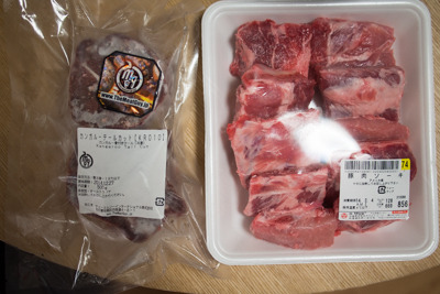左がカンガルー肉、右は県内スーパーで買ってきたソーキです。沖縄県内ではソーキはそば以外にも料理に使われるので一般的に販売されています。