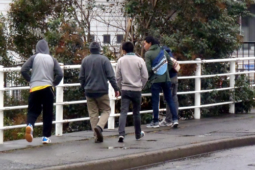 近くで見かけた外国人らしき少年のグループ。最近日本に来たのだろうか、辺りを物珍しそうに見回しながら歩いていた