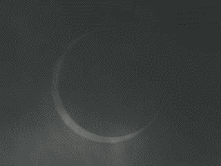 一昨年の日食の定点撮影をGIFに。曇り空ながらバッチリ見えてます。天久「こうやって思い出を残すのはいいですよね。」(鈴木 幹雄「あの感動をもう一度」)