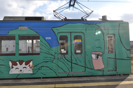 伊賀とか甲賀辺りに走っていた忍者電車。忍者はわかるが、その位置の猫はなんだ。
