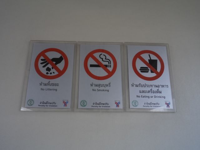 タイの高架鉄道では、定番のタバコ、飲食、ゴミのポイ捨てが禁止だが、