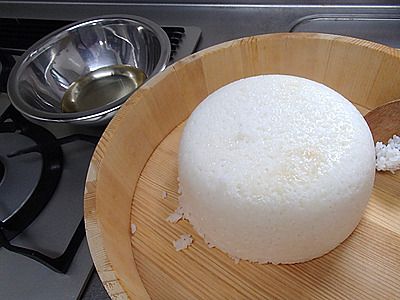 5合分の米。窯からそのまま出す。