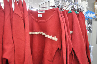 セーター21円。同じ商品でも微妙に毛玉のつき方とか違う。