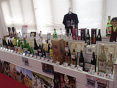 蔵で仕込んでいる日本酒がズラリとならぶ。銘柄名は「人気一」