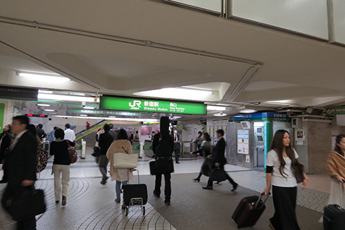 都庁に近い新宿駅では。