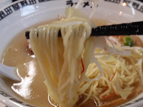 そこそことろみのあるスープが中太麺に絡みます。