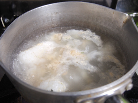 マヨネーズでうす白く濁っていく鍋。