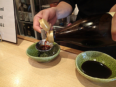醤油。海外旅行する時はこれを持って行けば日本食を食べたくなっても大体大丈夫。
