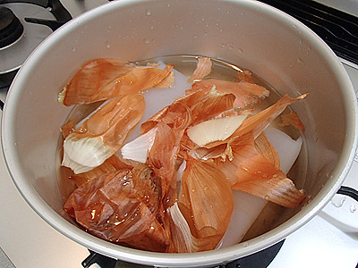 コンニャクは玉ねぎの皮と煮ると黄色になります。ちなみにゴボウだと緑。里芋と煮るとピンク色に変色します。