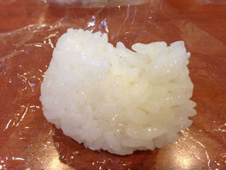 米の粒が潰れておらずパラリとして、かなり好みだった。握り方がうまいんだろうか。