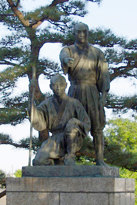 兄弟の銅像。東京の小学生にはおなじみ。