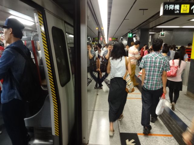 香港の地下鉄。香港内を移動するにはかなり便利。