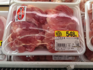 100グラム99円の鶏もも肉。