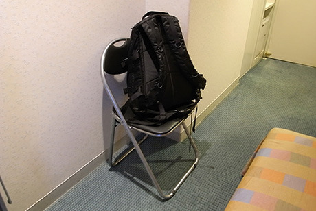 ホテルの部屋では荷物置きとして活躍するパイプ椅子
