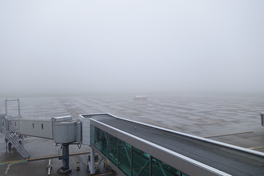 霧にけむるたんちょう釧路空港の