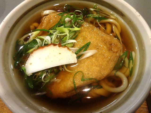 大阪のうどんはダシがメインのスープ扱いでした。丼物やおにぎりと一緒に食べちゃうのだとか。値段も110円とか170円とかとんでもないことになってるんだけどこれは大丈夫なんでしょうか。(安藤)